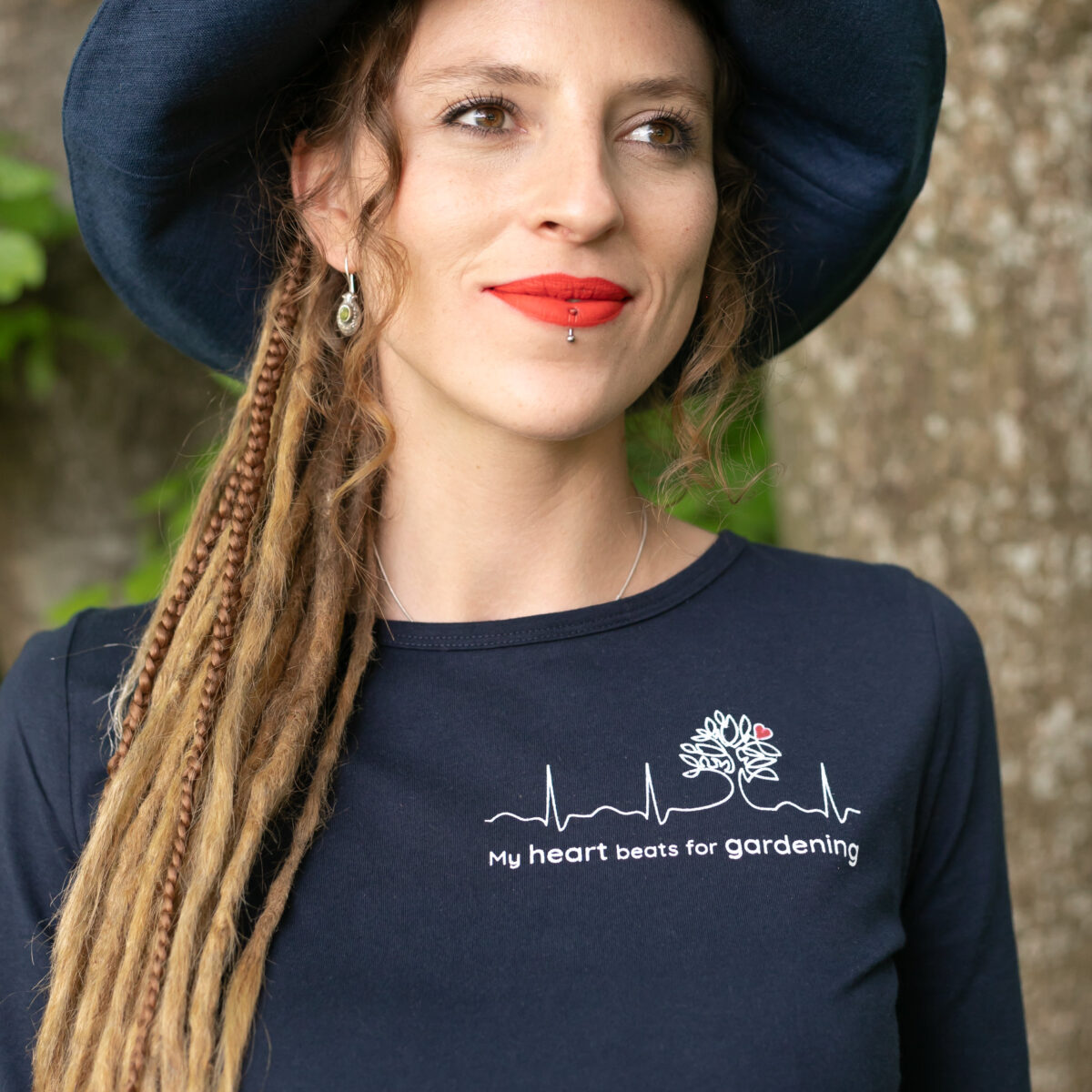 T-Shirt aus Biobaumwolle in Nachtblau mit Herzsujet