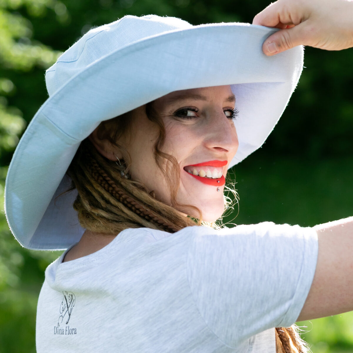 Sommerhut mit breiter Krempe