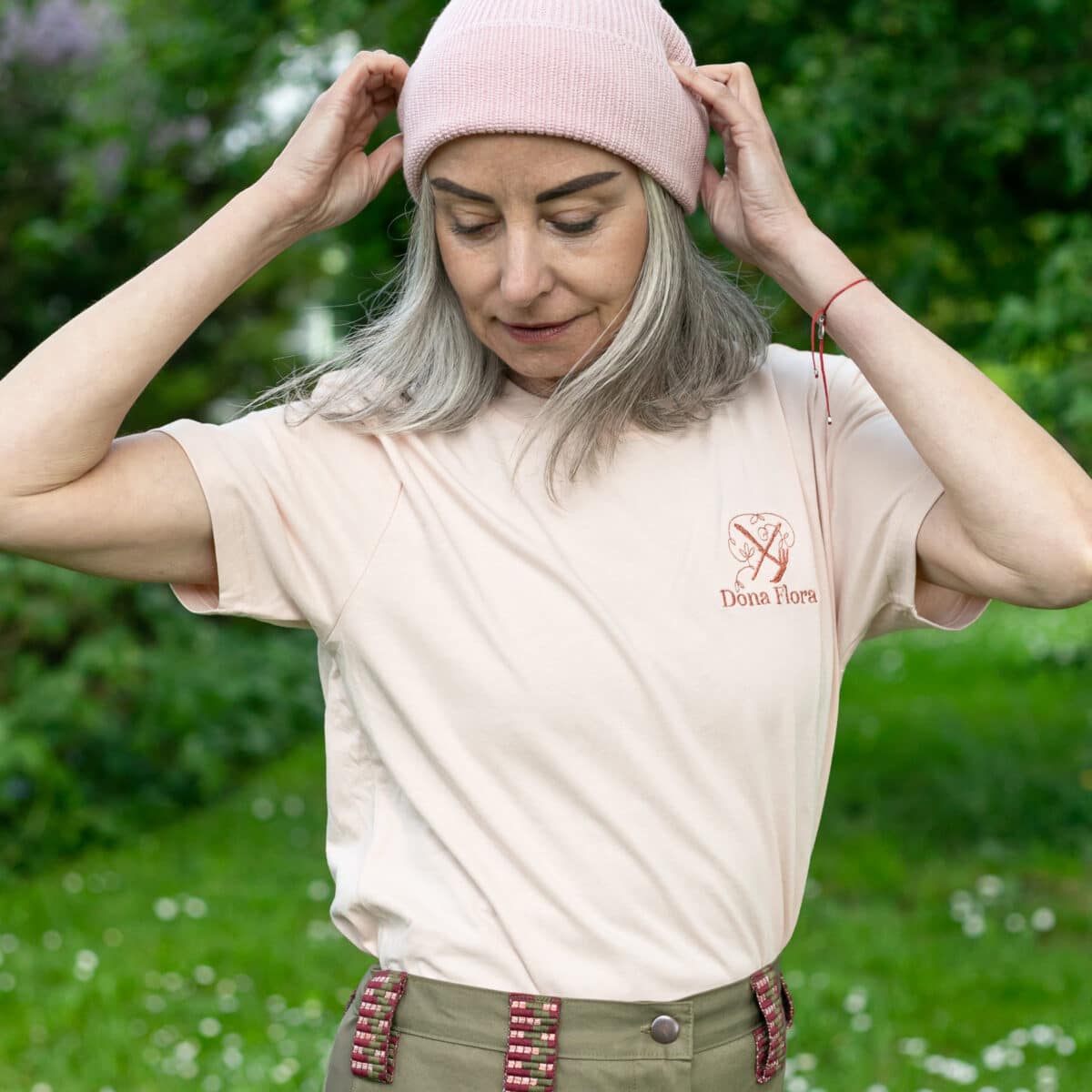 T-Shirt aus Biobaumwolle in Pfirsich mit Dona Flora Stick