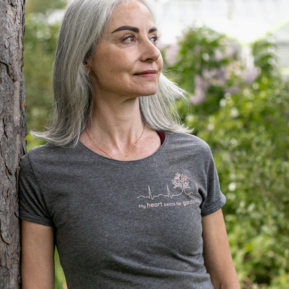 T-Shirt aus Biobaumwolle in diversen Grau mit Herzsujet