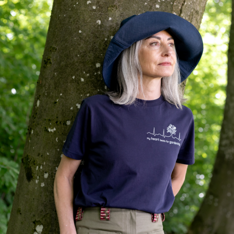 T-Shirt aus Biobaumwolle in Nachtblau mit Herzsujet unisex